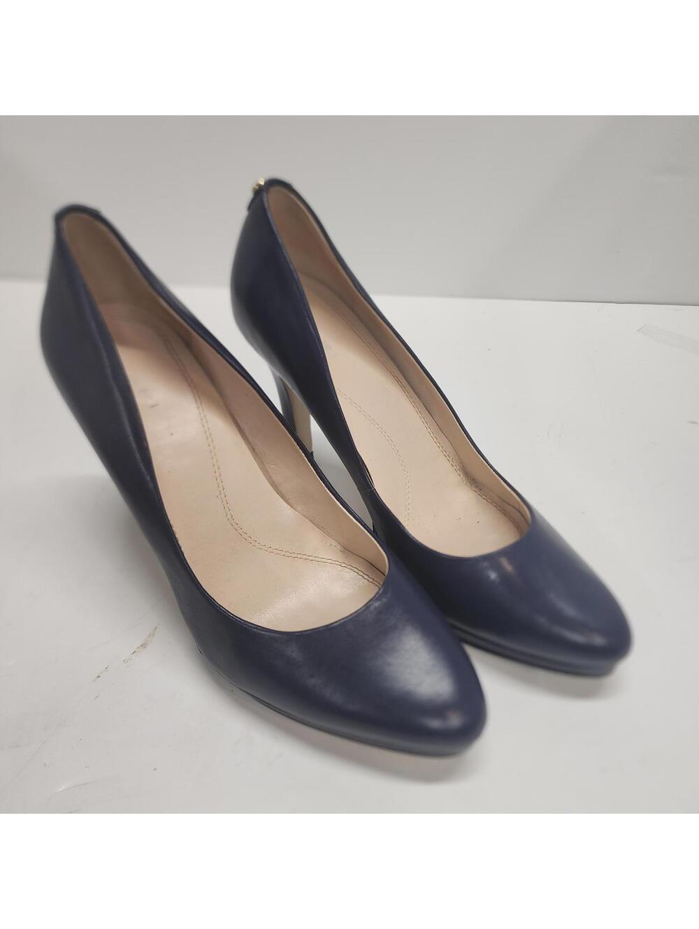 Tahari leather heels 10 m beautiful clean heels perfect